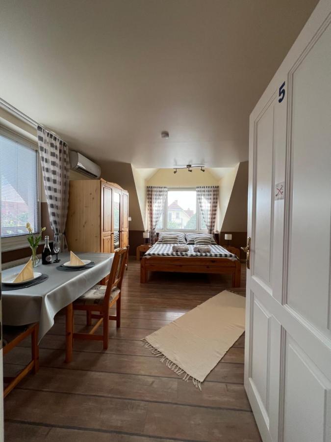 Holler Vendeghaz Apartment บุค ภายนอก รูปภาพ